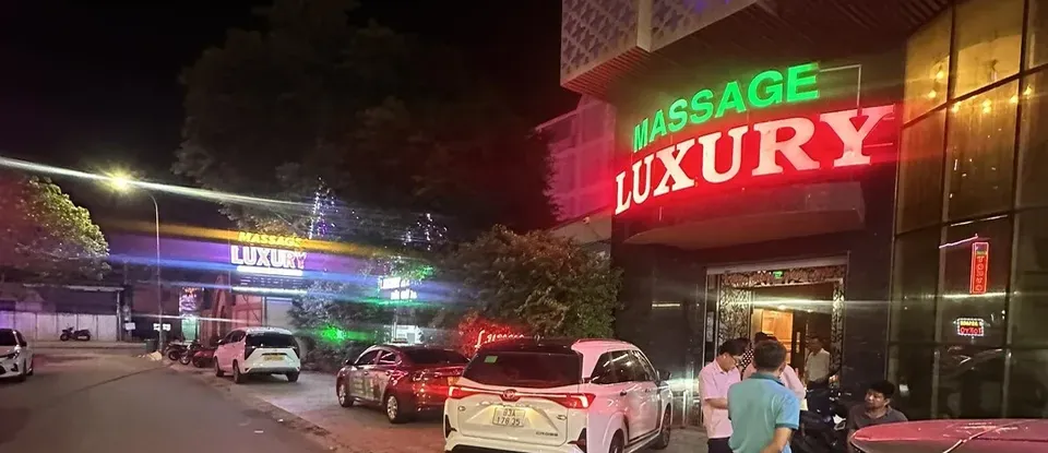 초록색과 붉은색 네온 간판이 빛나는 가게 입구