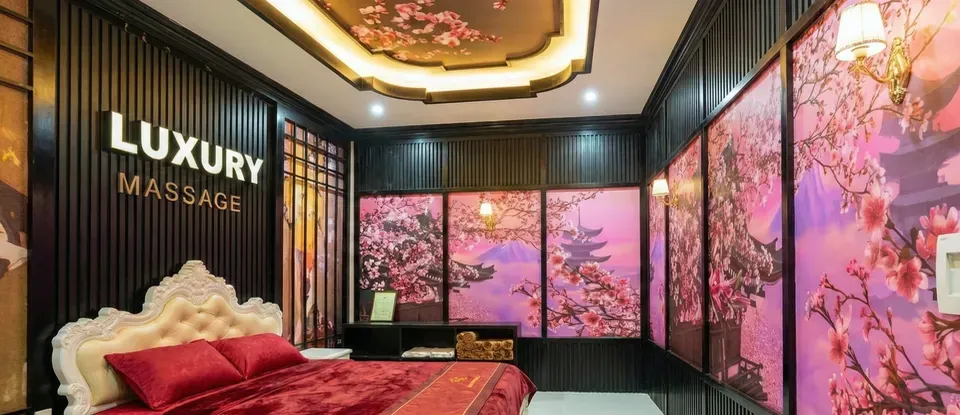 화려한 벚꽃 그림 벽면과 정돈된 마사지 침대