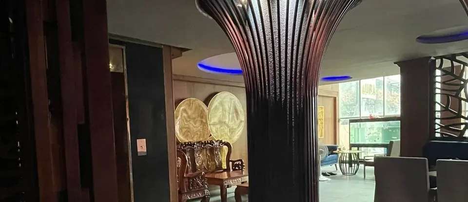검은색 기둥과 수족관이 있는 실내 휴게 공간