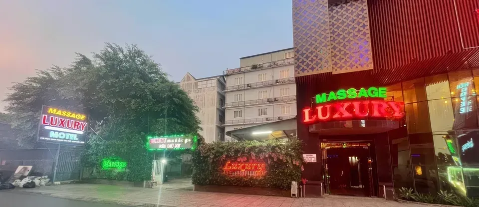 덩굴 식물로 입구가 장식된 마사지 샵 외부 전경