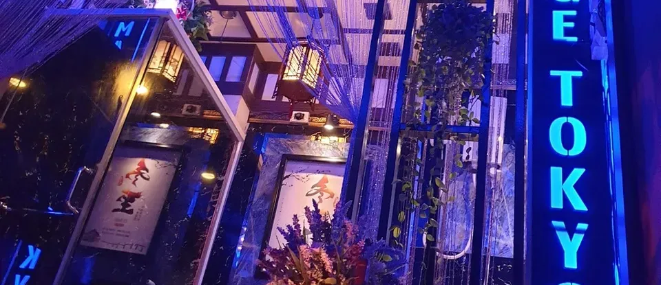 파란색 네온 조명과 꽃으로 장식된 샤워 및 스파 시설