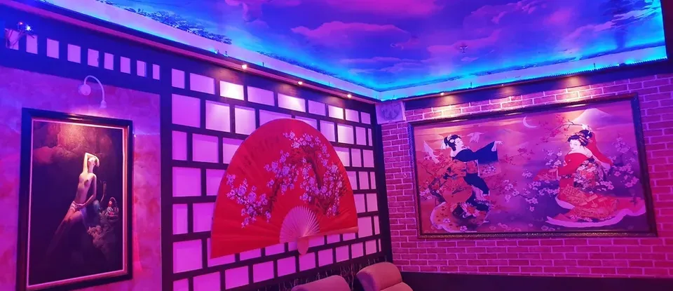 게이샤 벽화와 편안한 리클라이너 의자가 있는 휴게 공간
