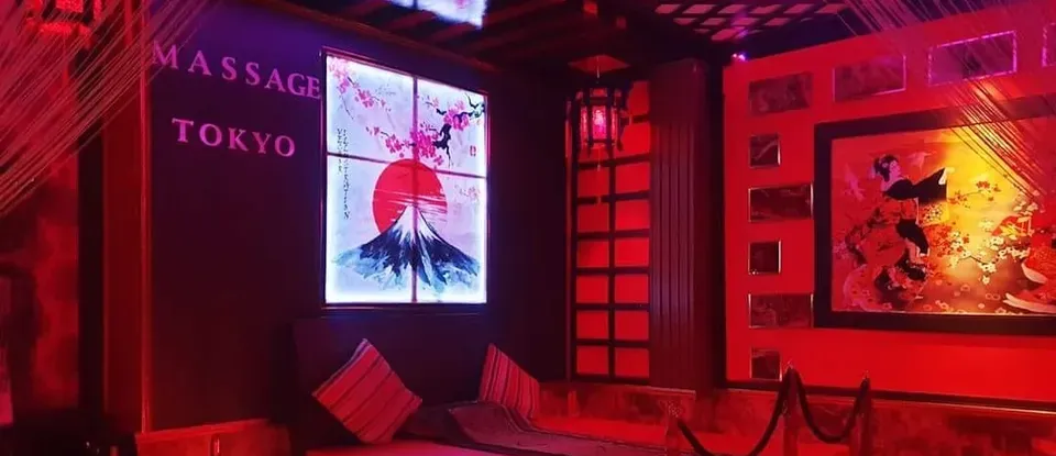 후지산 그림 조명과 붉은색 침대가 있는 마사지 베드룸