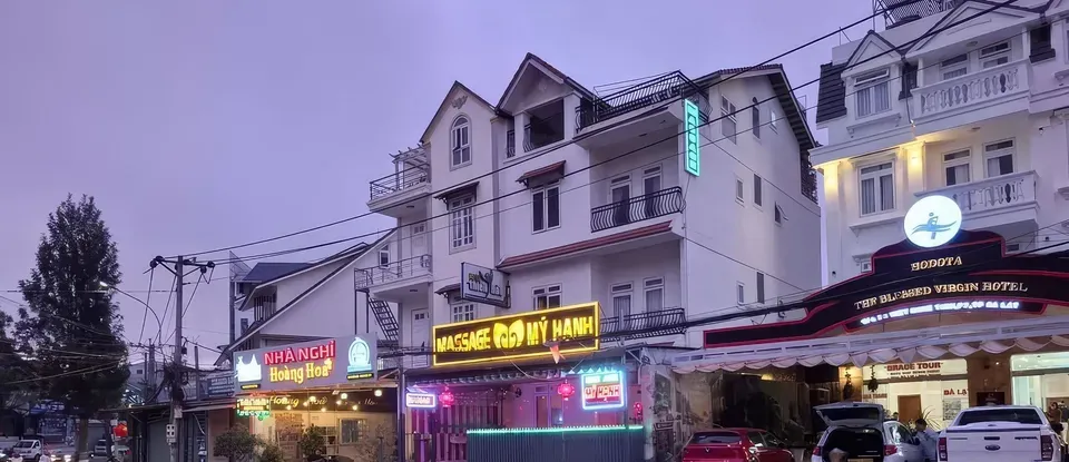 네온사인이 켜진 마사지샵 건물 야경