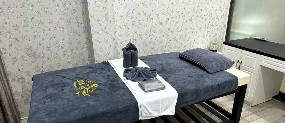 깔끔하게 정돈된 스파 마사지 베드