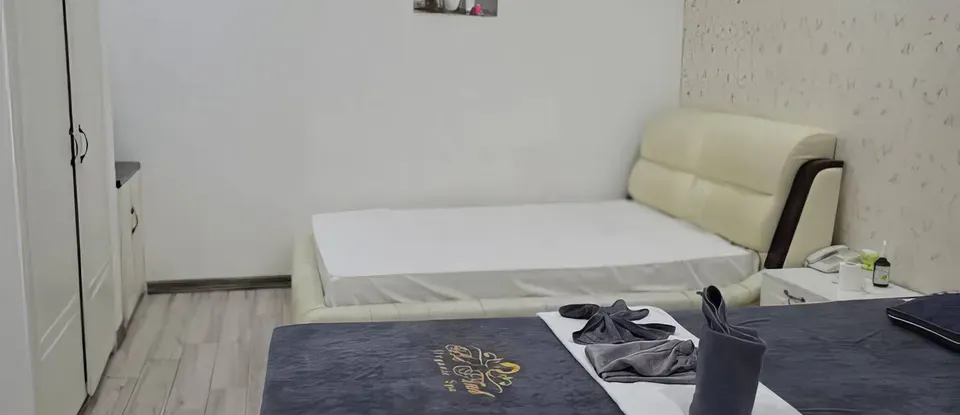 마사지 베드와 침대가 있는 스파 룸 내부