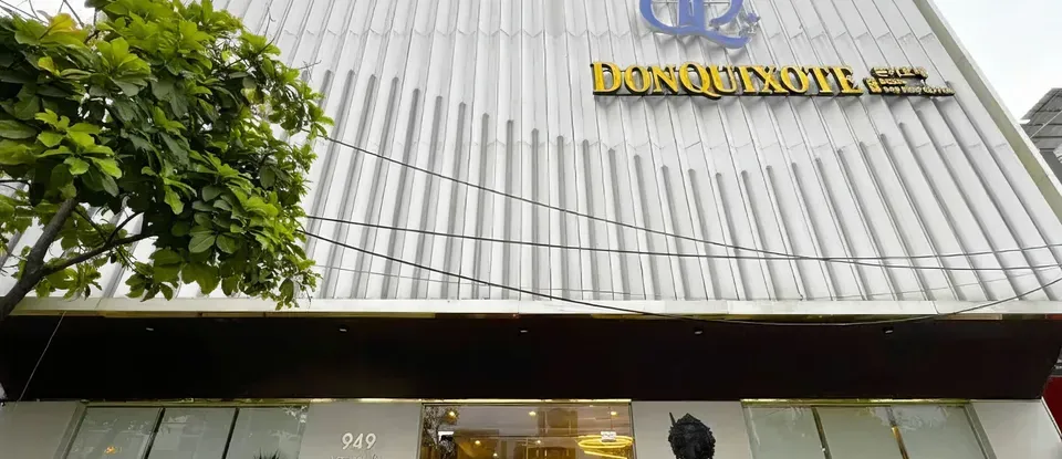 다낭 돈키호테 마사지의 모던한 흰색 외관