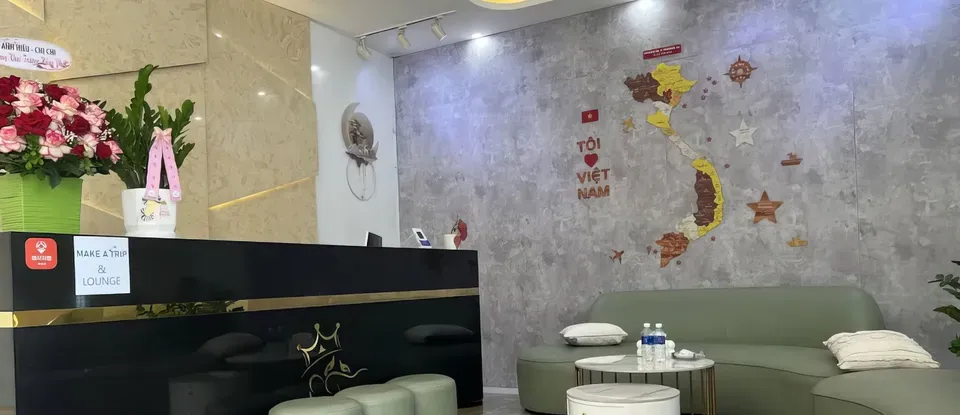 안내 데스크와 편안한 소파가 있는 로비