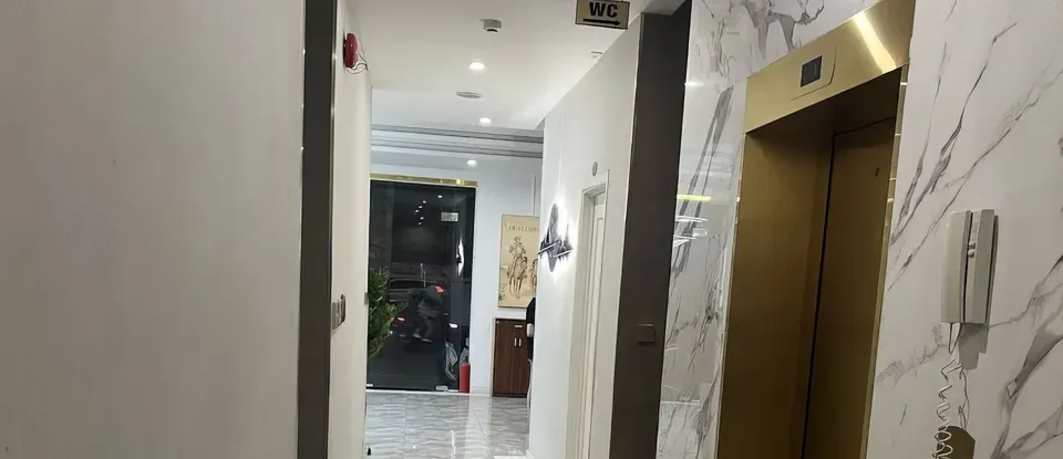 황금색 엘리베이터가 있는 고급스러운 복도