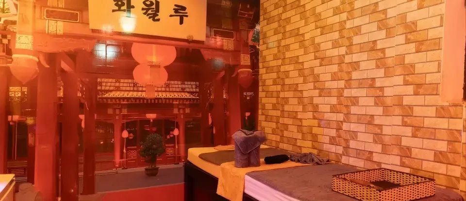 전통적인 분위기의 1인 마사지 룸