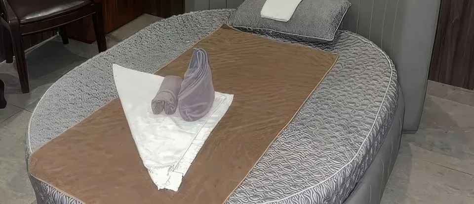 깔끔하게 준비된 원형 마사지 베드