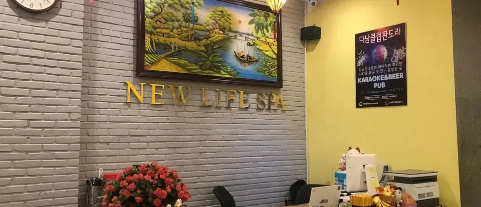 회색 벽돌 인테리어의 안내 데스크