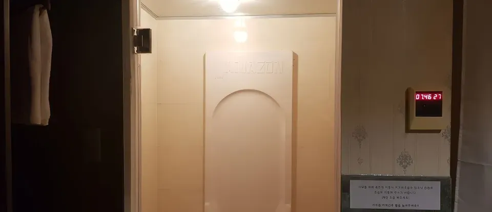 개별 룸 내부에 설치된 청결한 개인용 스팀 사우나 시설