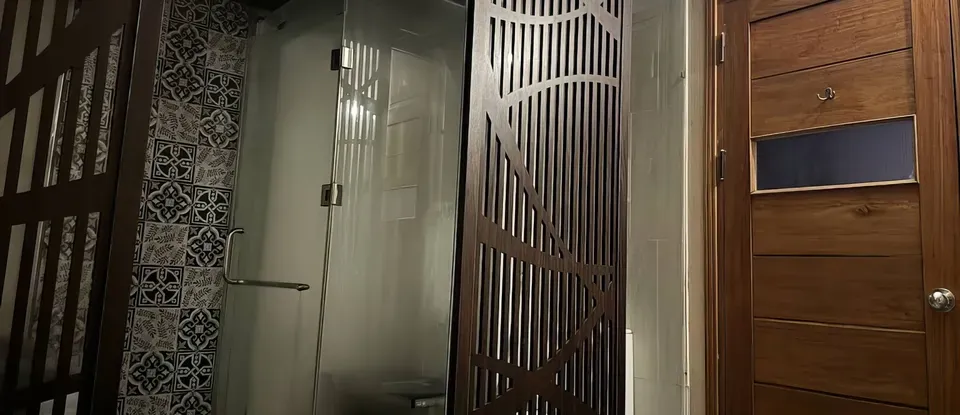 현대적인 디자인의 유리 샤워 부스