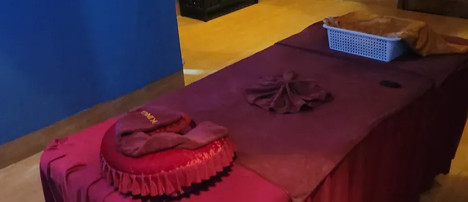 킹 로고가 있는 마사지 베드