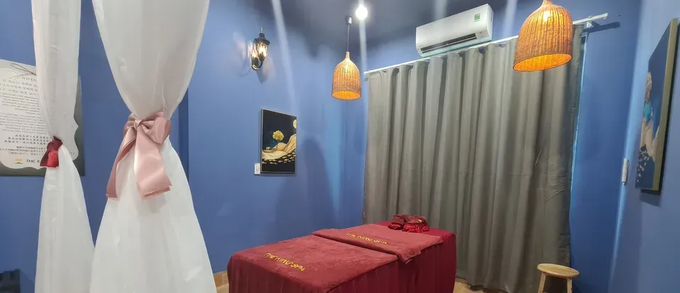 마사지 베드 두 개가 있는 룸
