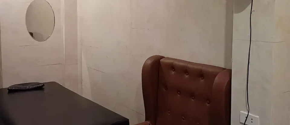 마사지 베드와 갈색 의자가 있는 방