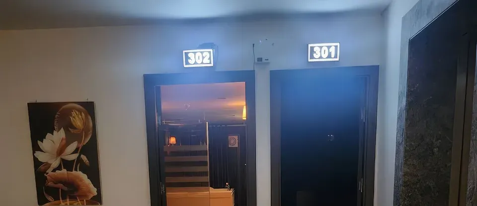 301호와 302호가 보이는 스파 복도
