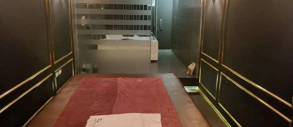 붉은색 시트가 깔린 마사지 침대
