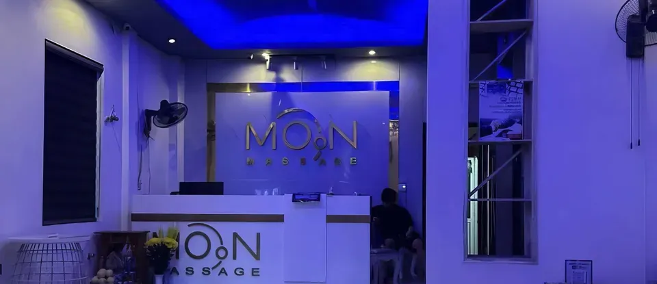 파란 조명의 문 마사지 로비