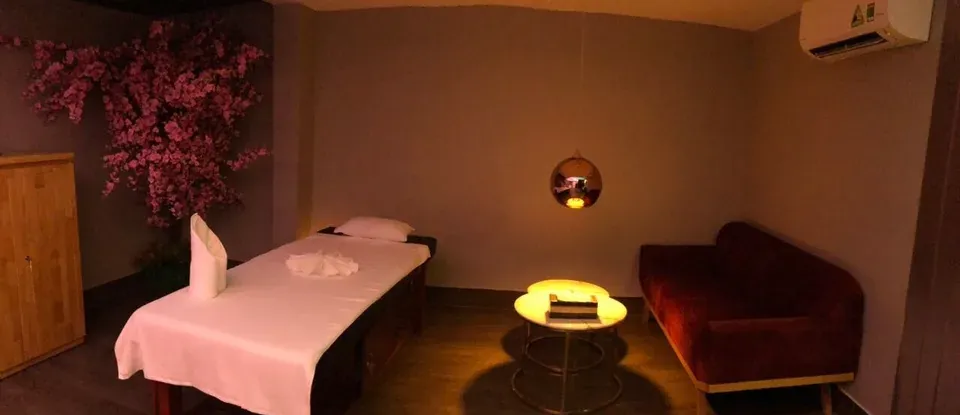 마사지 침대와 붉은 소파가 있는 방
