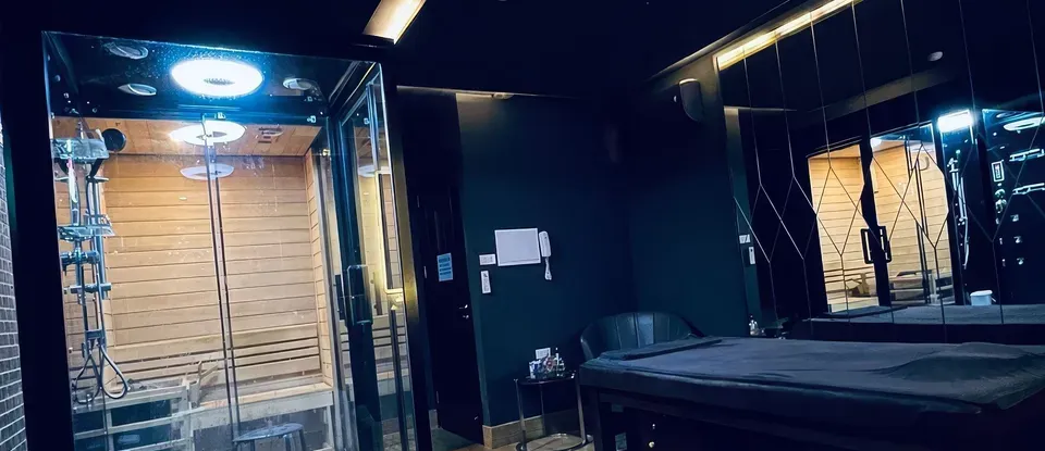 마사지 침대와 사우나가 있는 어두운 룸