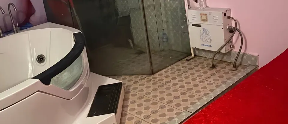 마사지 룸의 흰색 욕조와 빨간 매트