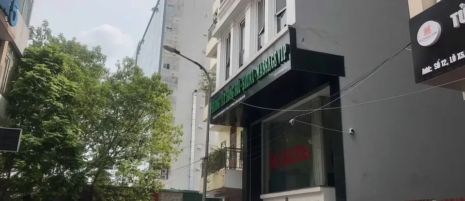 회색 건물의 마사지 가게 외부