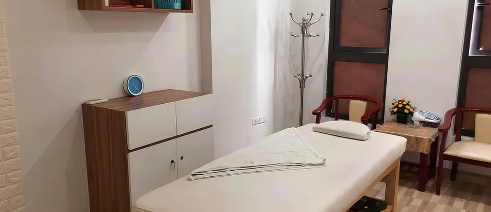 마사지 베드와 수납장이 있는 방