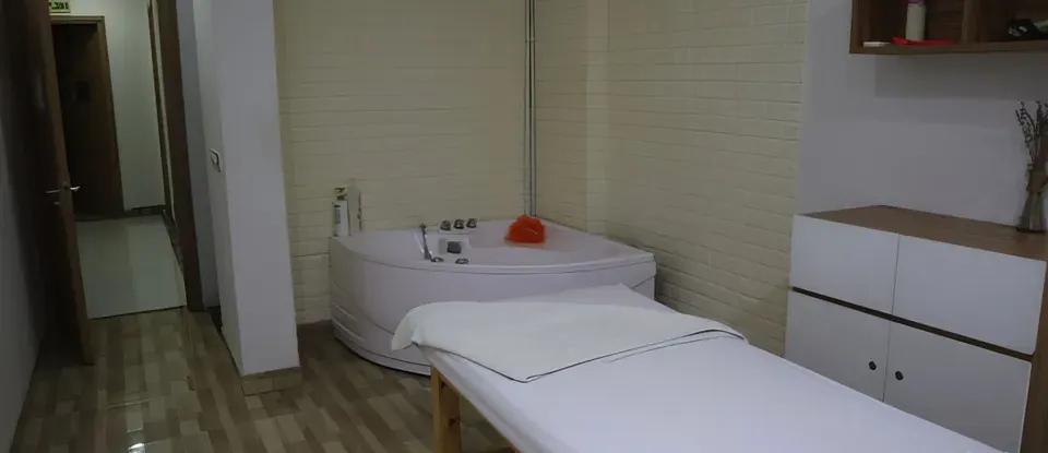 자쿠지와 마사지 베드가 있는 방