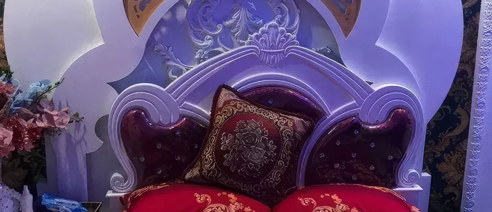 화려한 헤드보드와 붉은 침구