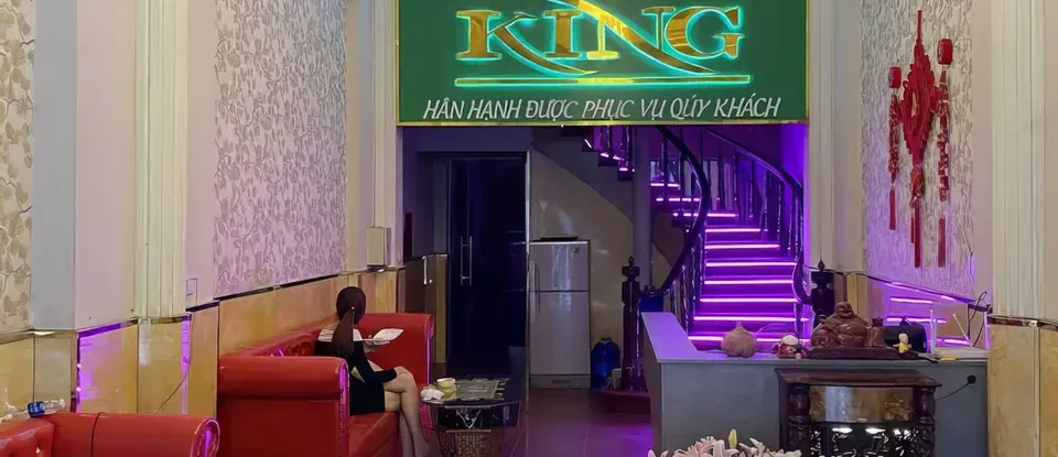 킹 마사지샵 로비의 화려한 내부