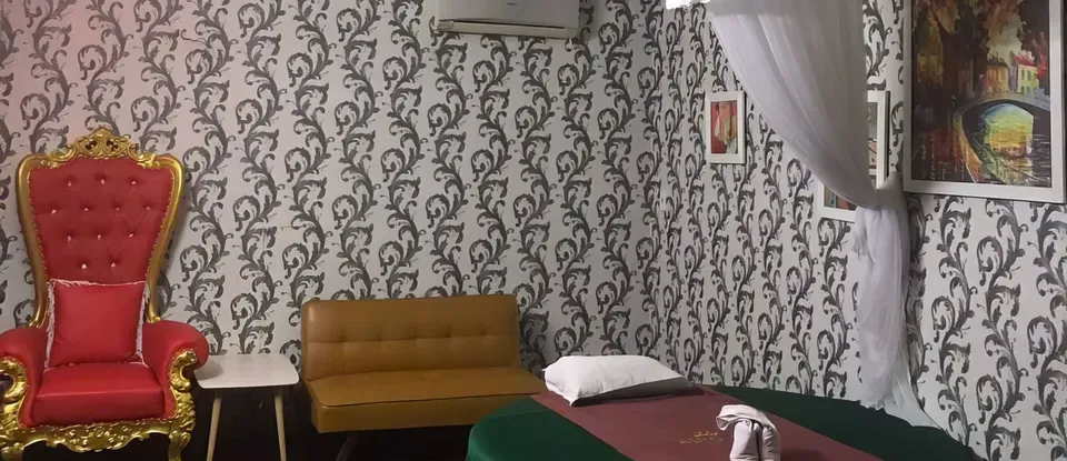 화려한 의자와 원형 마사지 베드