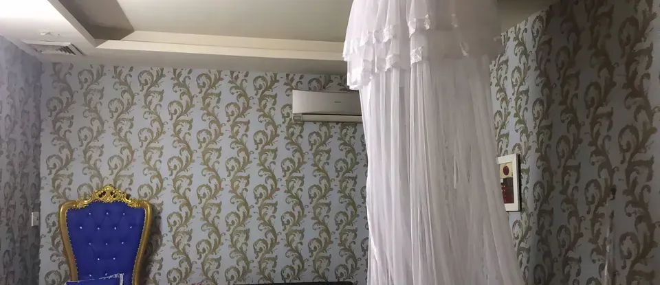 파란색 왕좌 의자와 하얀 캐노피