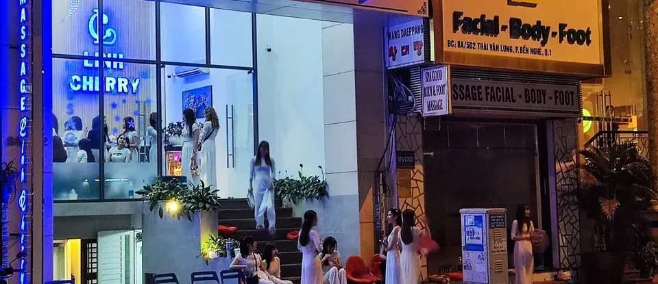 린체리 스파의 야경과 여성들