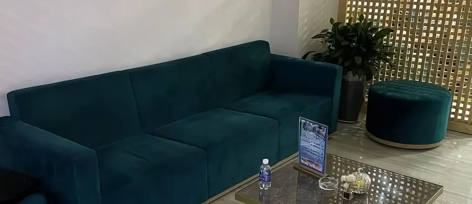린체리 스파 대기실의 녹색 벨벳 소파