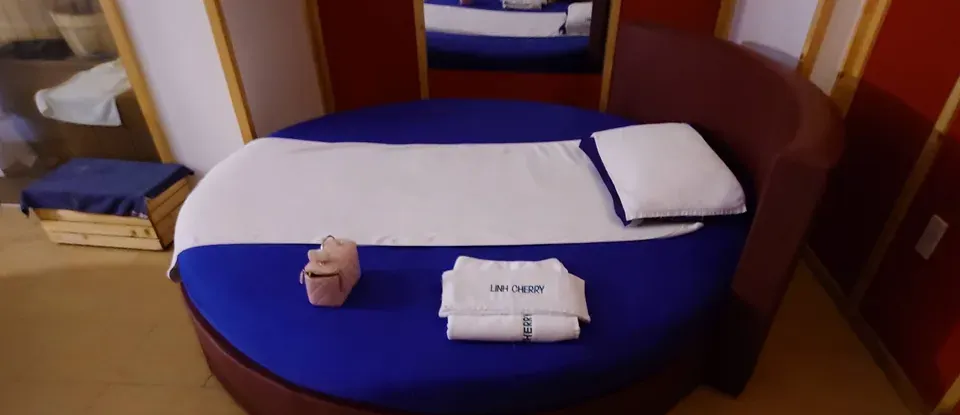 파란 시트가 깔린 원형 침대