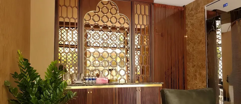 라운지에 있는 화려한 장식장