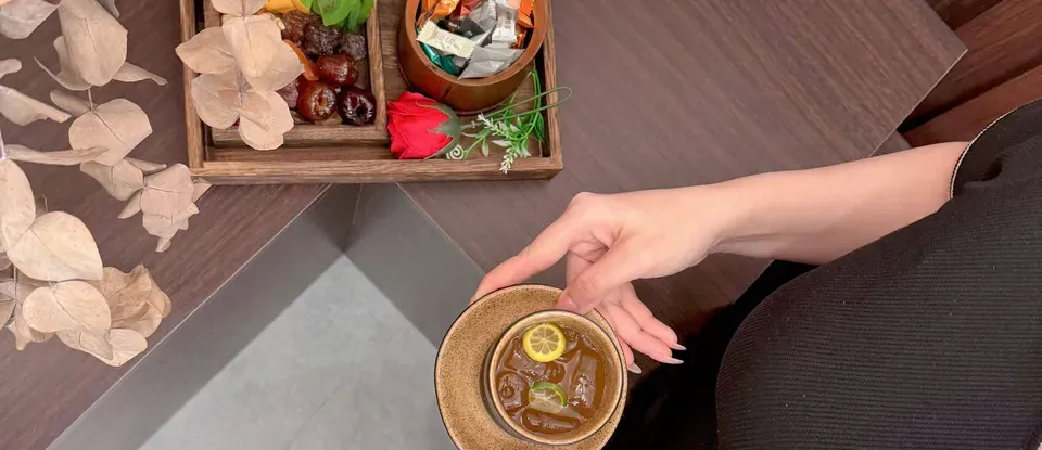 레몬이 담긴 찻잔
