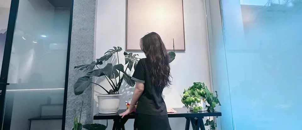 화분 옆에 서 있는 모네 스파 직원