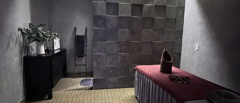 회색 타일 벽과 마사지 베드