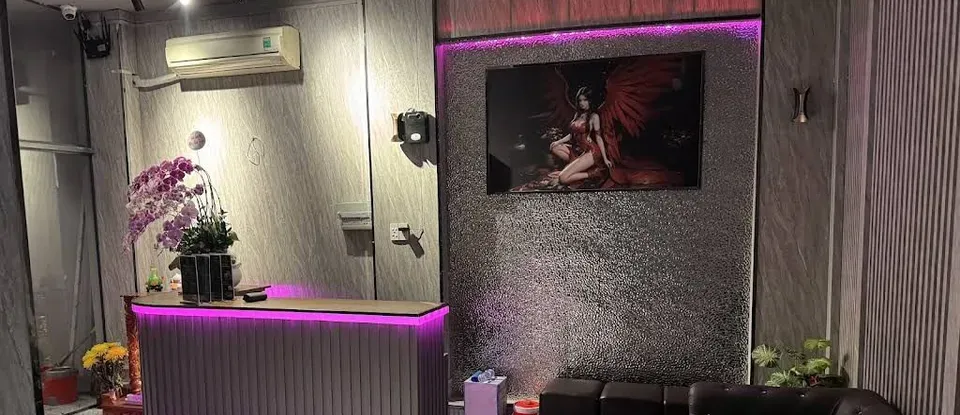 보라색 조명이 있는 풍월각 마사지의 로비
