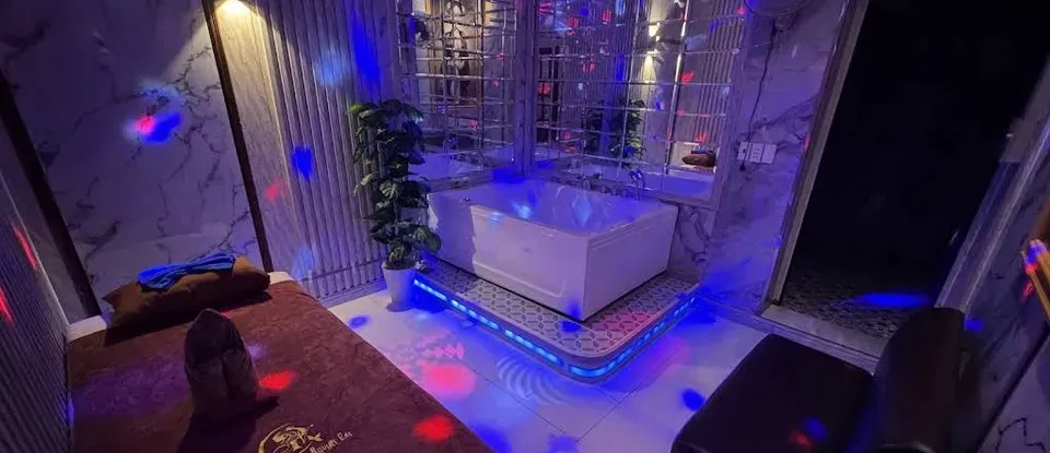 화려한 조명이 있는 마사지실 욕조