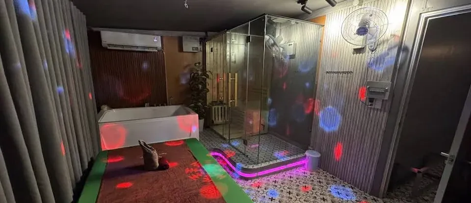 분홍색 조명 욕조가 있는 마사지실