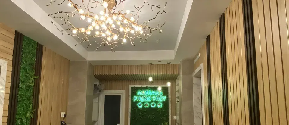 네온사인과 녹색 식물 벽이 있는 공간