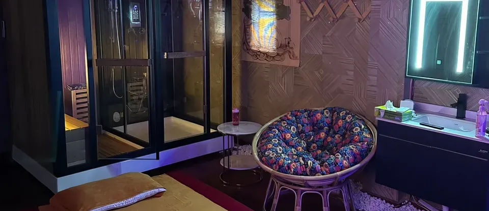 화려한 의자와 마사지 베드가 있는 방
