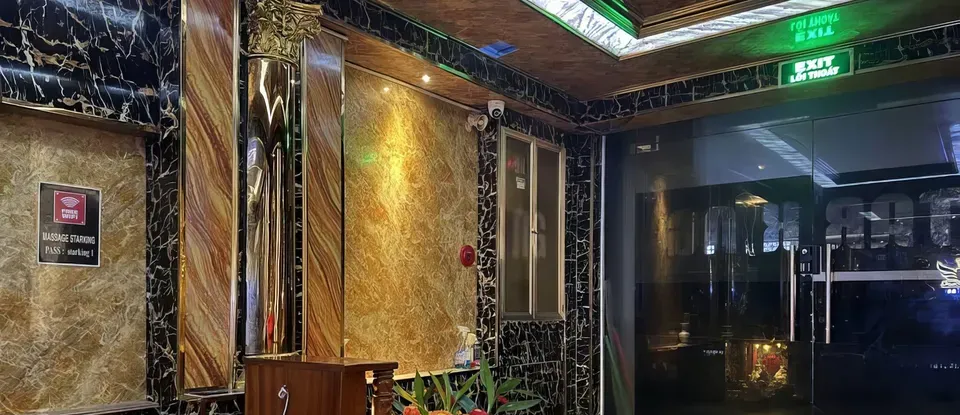 금색 기둥과 화려한 벽 장식