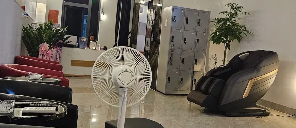 고급 안마의자와 사물함이 있는 공간