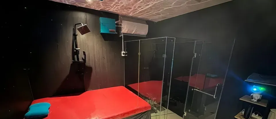 빨간색 마사지 베드와 샤워부스