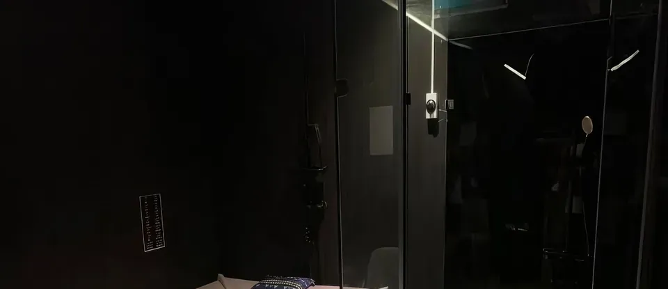 어두운 조명의 마사지실과 샤워 공간